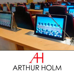 Выдвижные мультимедиа-решения Arthur Holm в конференц-зале важного правительственного учреждения в Абудже